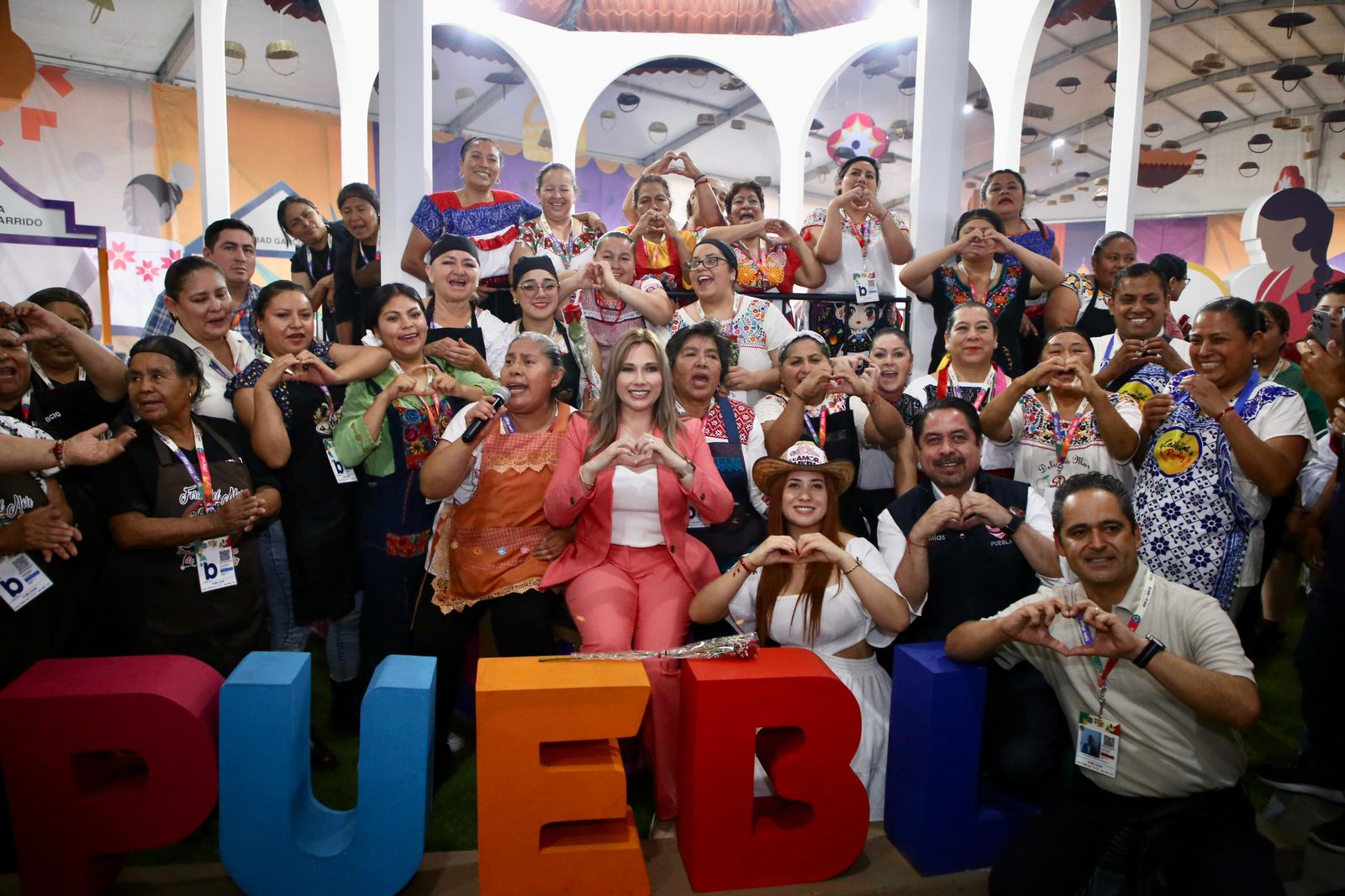 Ceci Arellano convive con familias en cierre de la Feria de Puebla