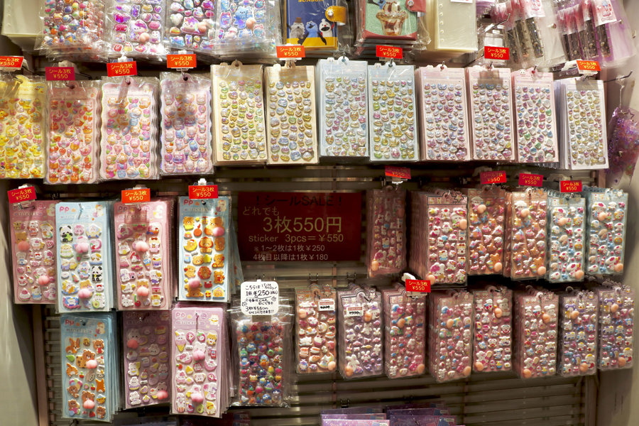 La Fiebre De Las Pegatinas Vuelve A Japón Con Intercambios Calculados Y Una Demanda Récord