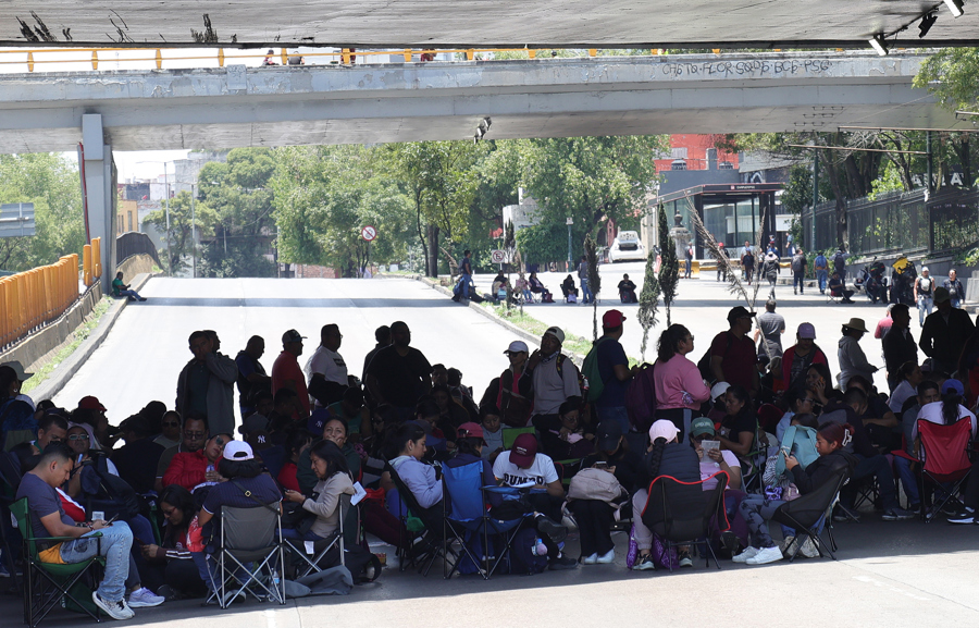 Maestros mexicanos escalan sus protestas con bloqueos viales