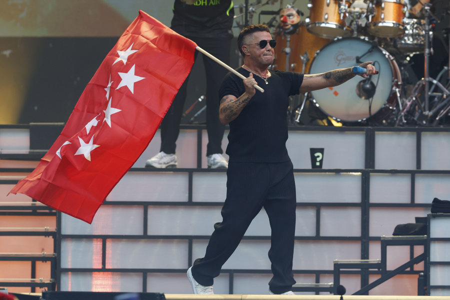 Alejandro Sanz emocionado agita en Madrid su bandera