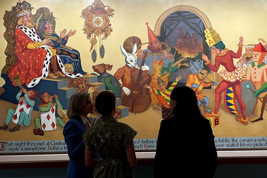Mural abre portal al mundo de Alicia en el País de las Maravillas