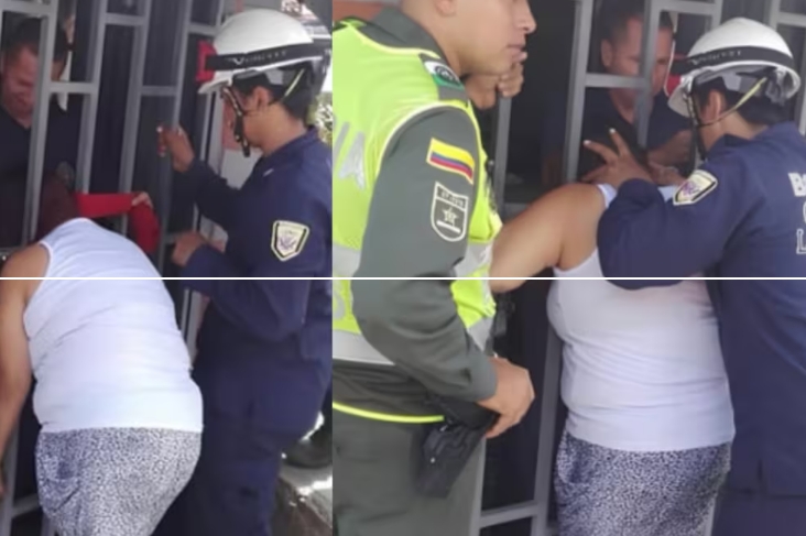 Se atora en una reja por chismosa