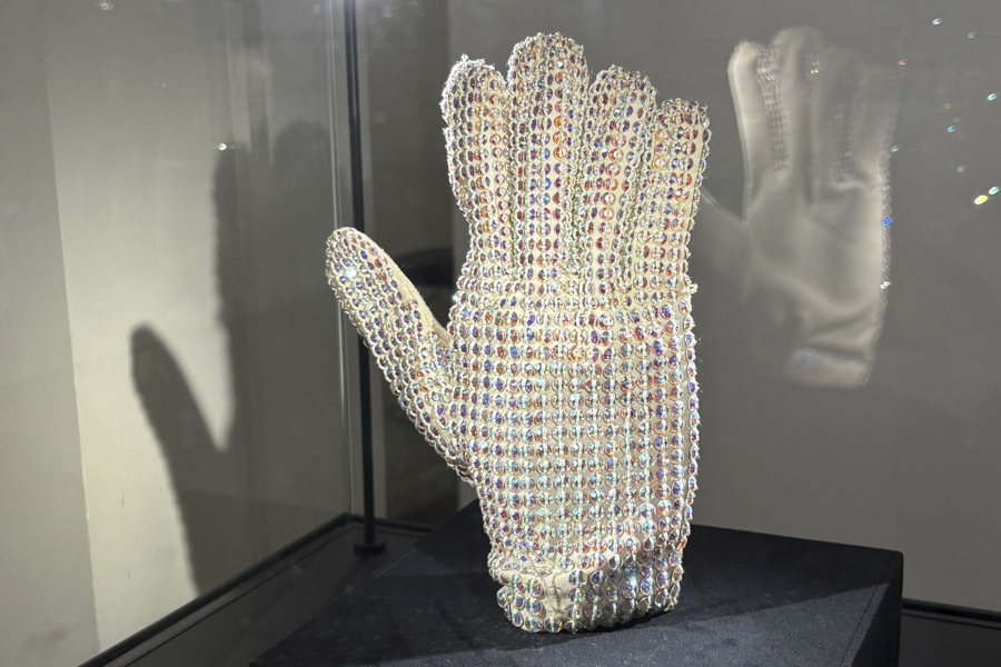 Subastan En París Por 113.737 Euros Un Guante Que Michael Jackson Llevó En 1988
