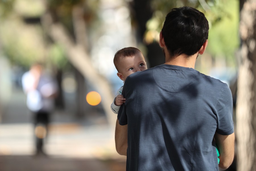 Licencia de paternidad reduce depresión y ansiedad