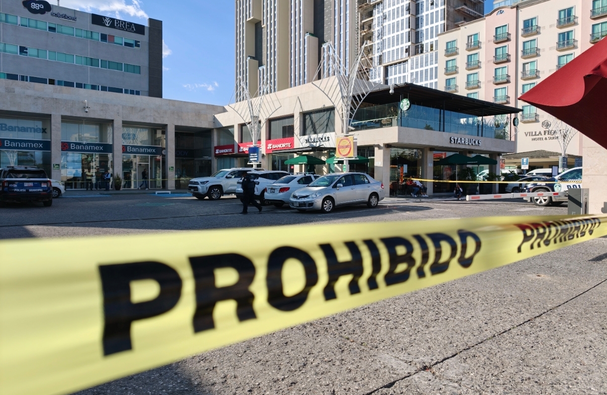 Balacera en Mazarik deja daños en autos y Starbucks