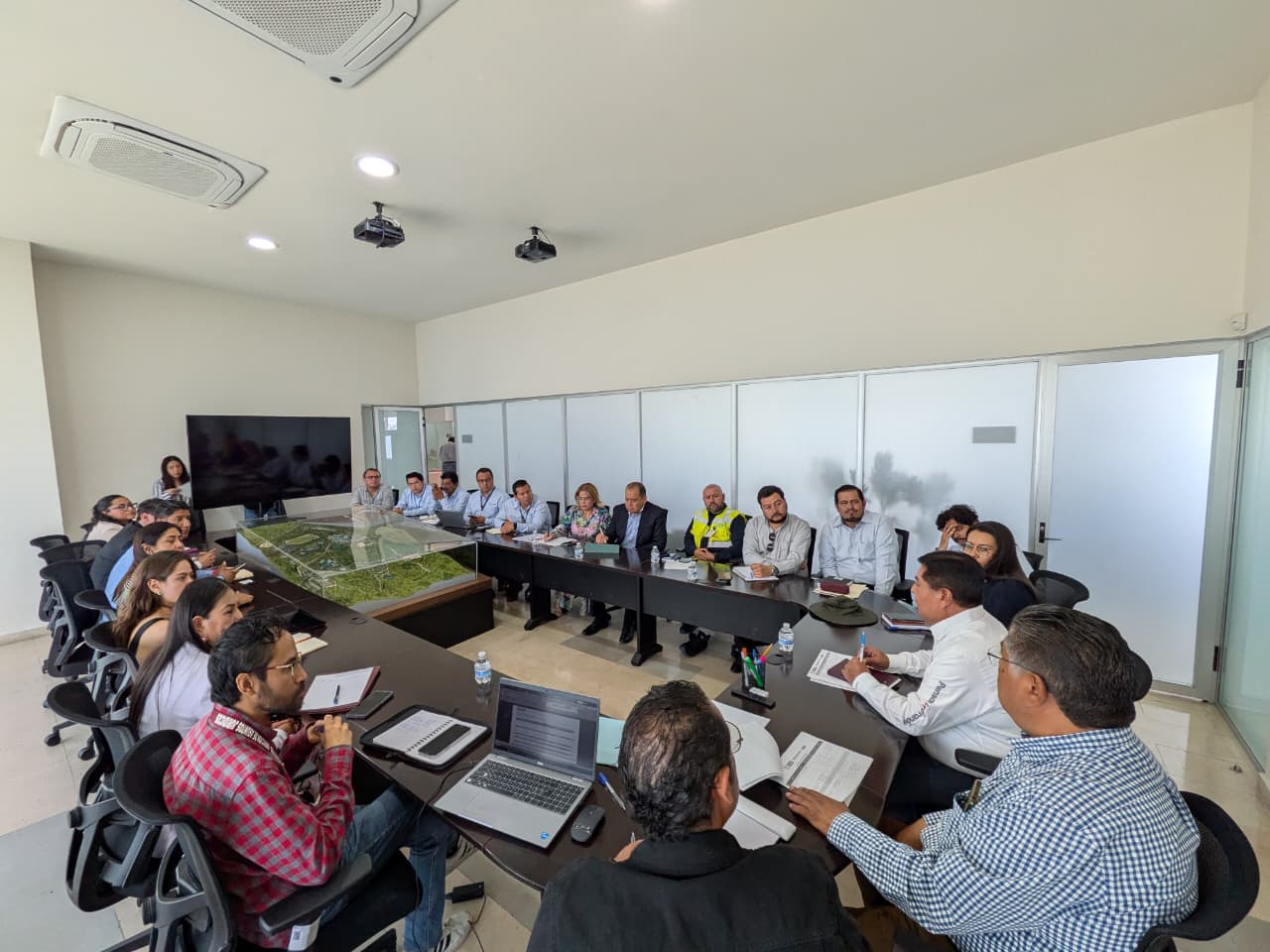 Para evitar daños en obras de pavimentación, Secretaría de Infraestructura reúne a sectores