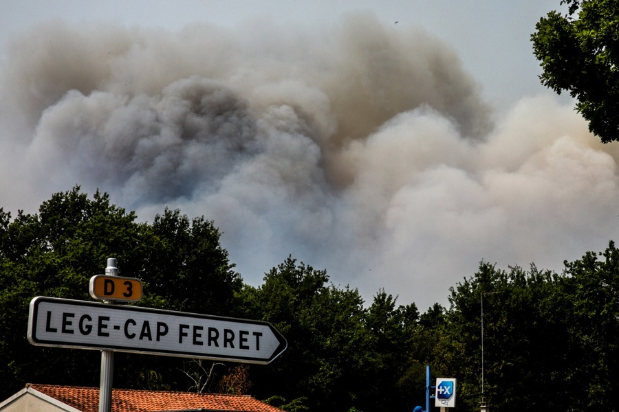 Francia Se Afana En Extinguir Una Treintena De Fuegos, Con "dos Ogros" En El Suroeste