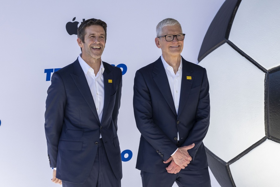 John Ternus sucede mañana a Tim Cook al frente de Apple 