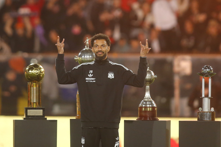 vozinha, Un Refuerzo Que Cayó Del Cielo A Colo Colo Como Su Camiseta En La Bienvenida