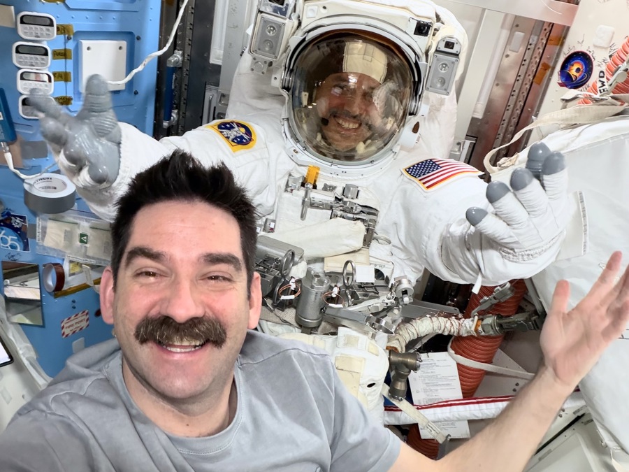 Dos astronautas de la NASA inician caminata