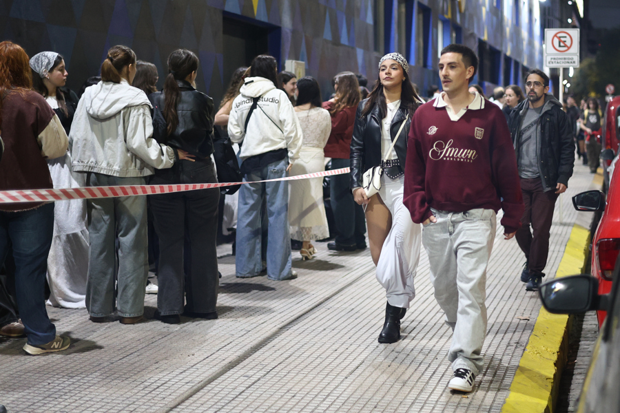 Fans de Rosalía cantan que “la patria no se vende” 