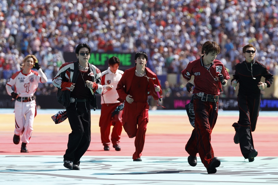 V, de BTS, revela un grave problema de audición 