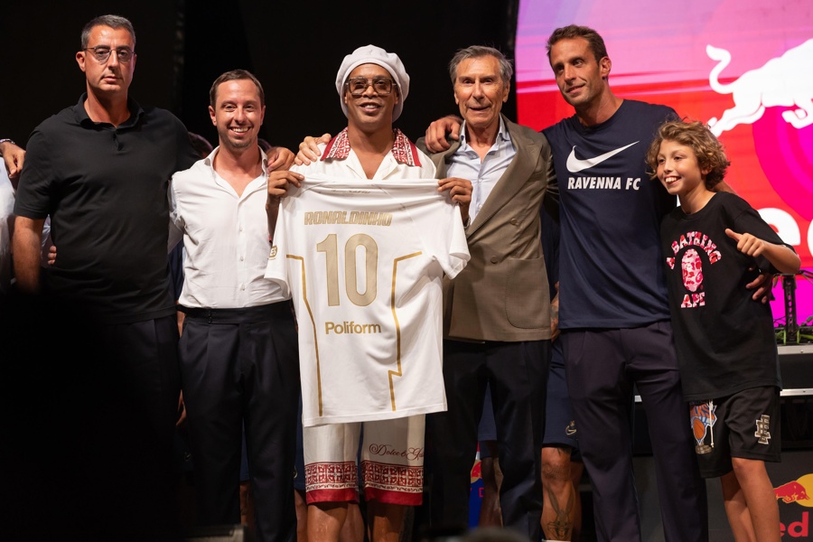 Ronaldinho, en su presentación con el Ravenn