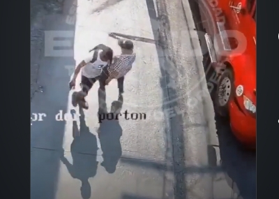 Hombre empuja a adulto mayor al paso de un tráiler