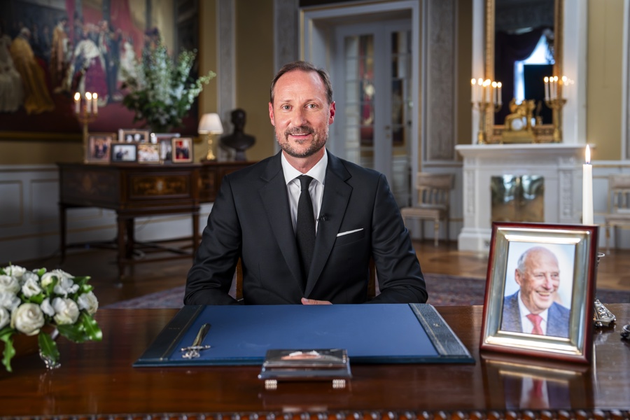 Haakon Se Dirige Por Primera Vez Como Monarca A Un Pueblo Que Llora A Harald V