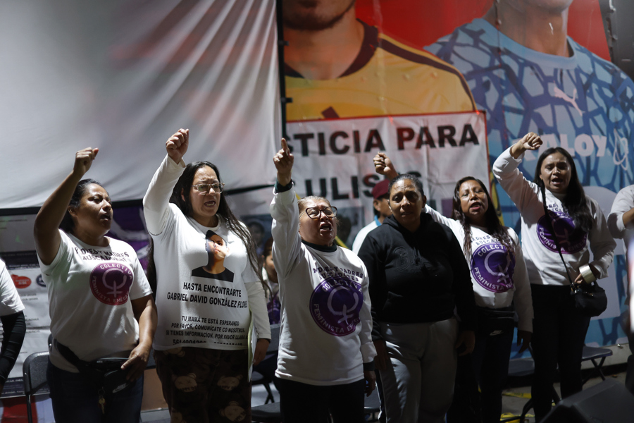 Madres Buscadoras De México Escarban Por Certeza En El Documental 'canales De La Muerte'