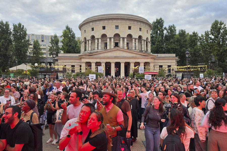 10.000 personas reciben a Céline Dion con un karaoke gigante