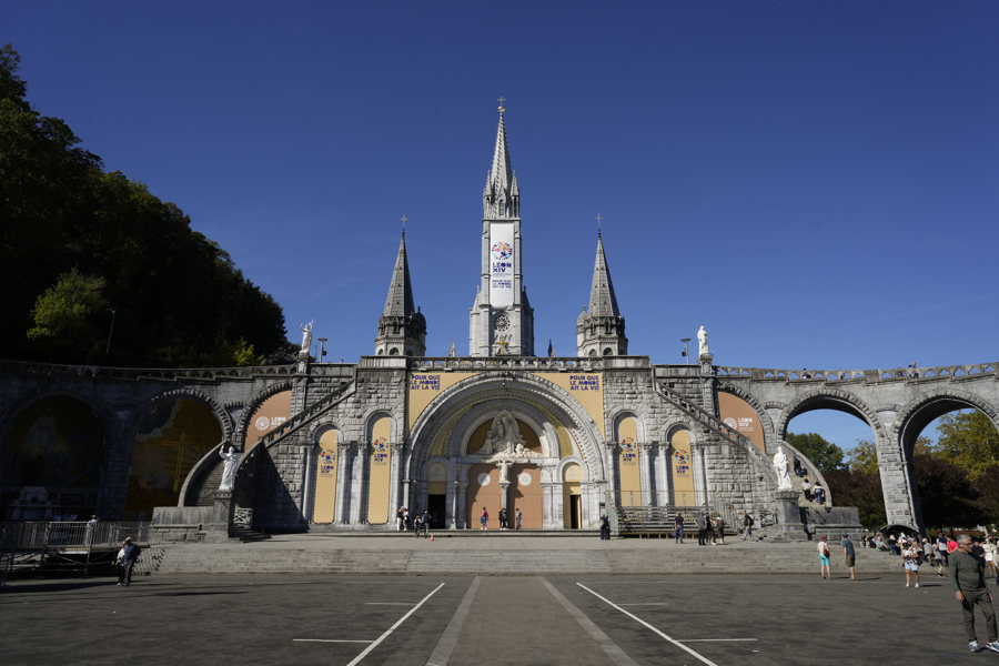 Lourdes recibirá a León XIV entre acusaciones de abusos