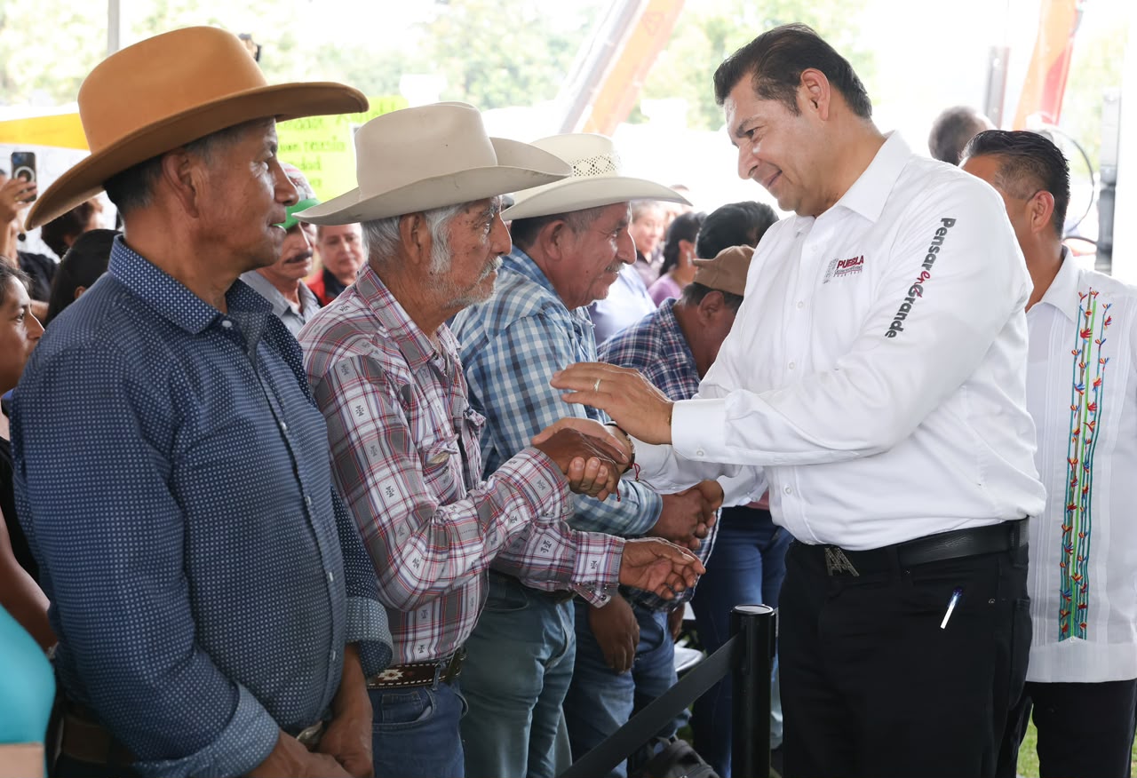Detonan obra comunitaria y apoyos al agro
