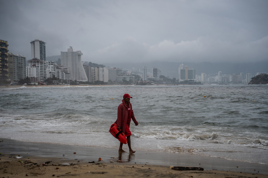 El Huracán Polo Provoca Compras Masivas Y Fuertes Lluvias En Acapulco, México