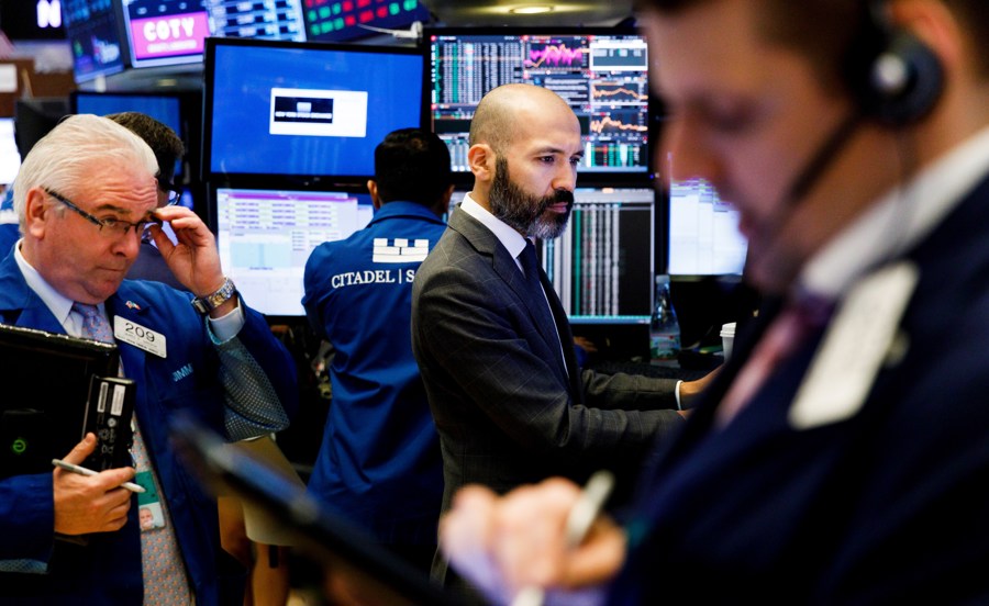 Wall Street abre en rojo ante el alza del petróleo