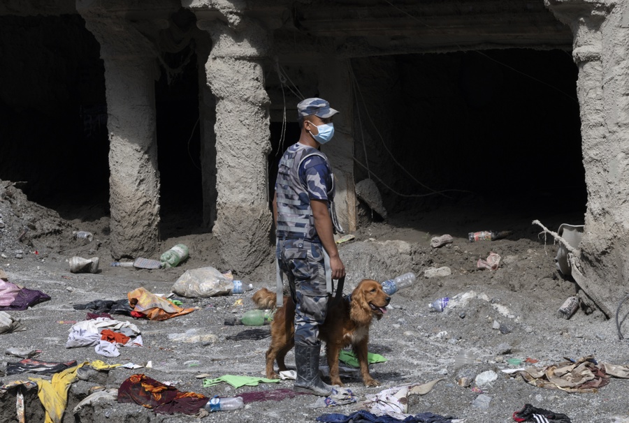 Busca vida bajo tierra 13 días después de la riada en Nepal