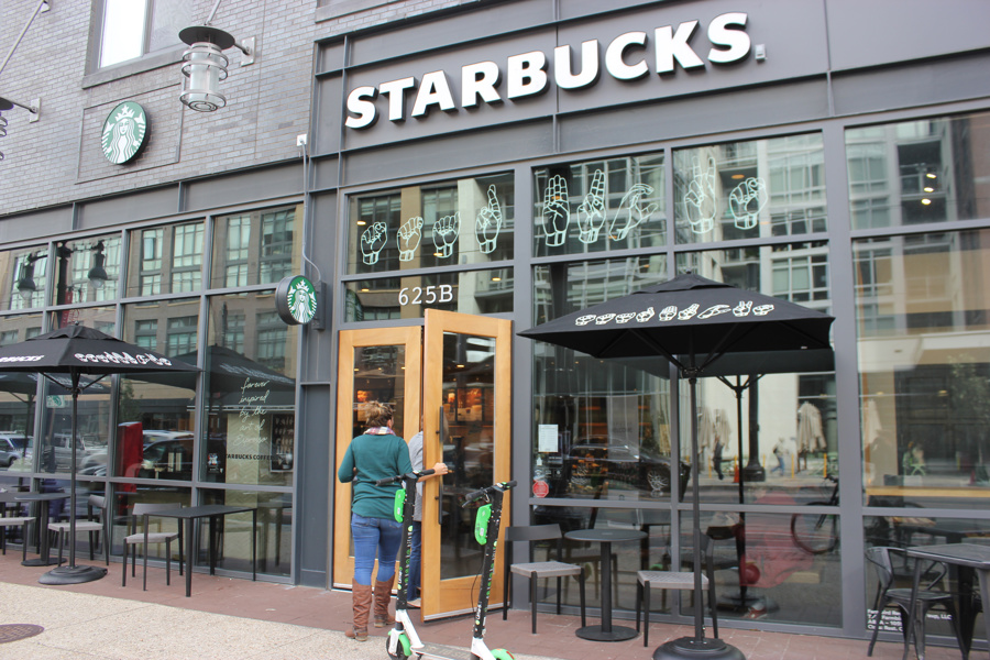 Starbucks acelera sus planes de reestructuración