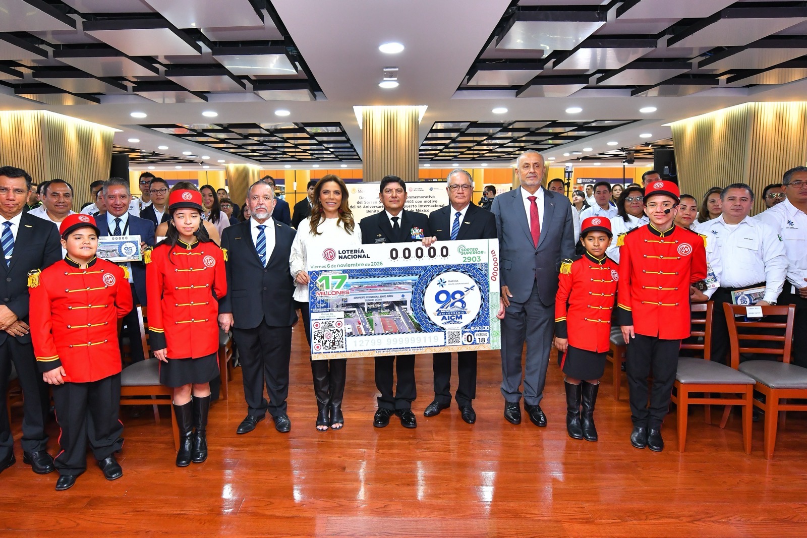 Lotería Nacional celebra 98 años del AICM