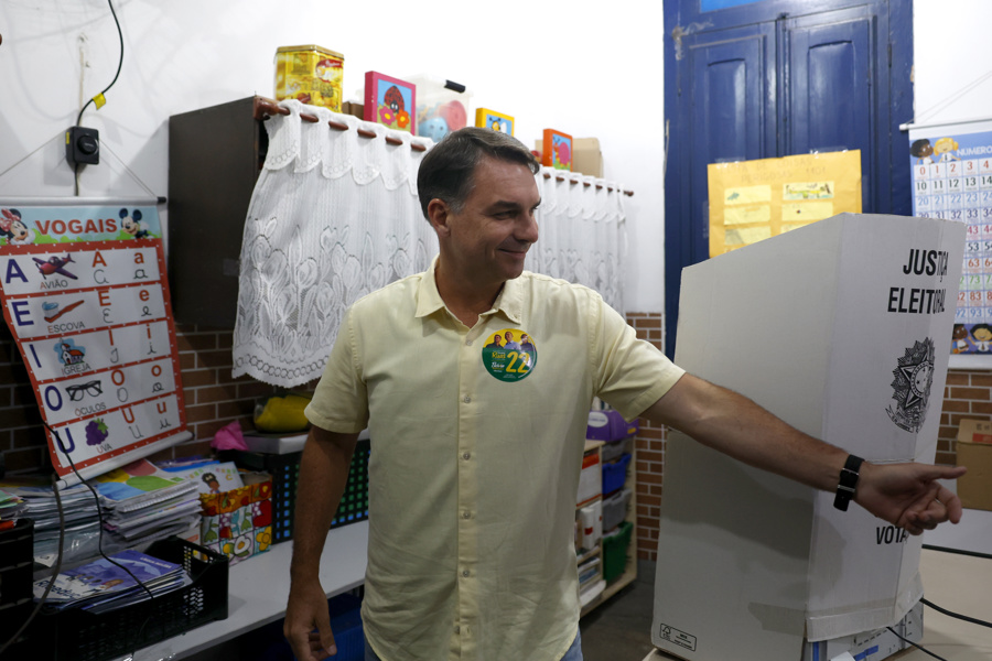 "brasil Necesita Cambio", Dice Flávio Bolsonaro Al Votar En Las Presidenciales De Brasil