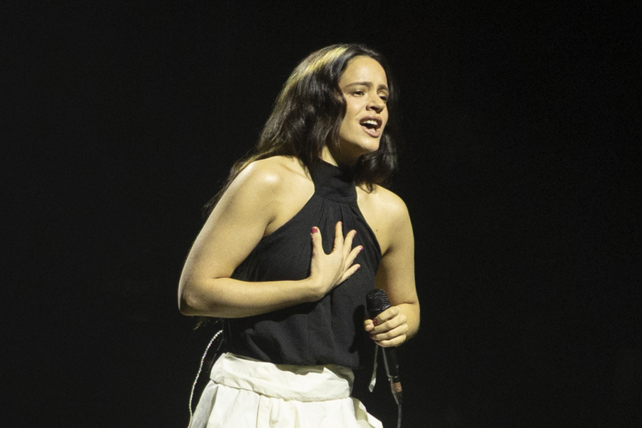 Rosalía canta ‘Reliquia’ con los pies en punta